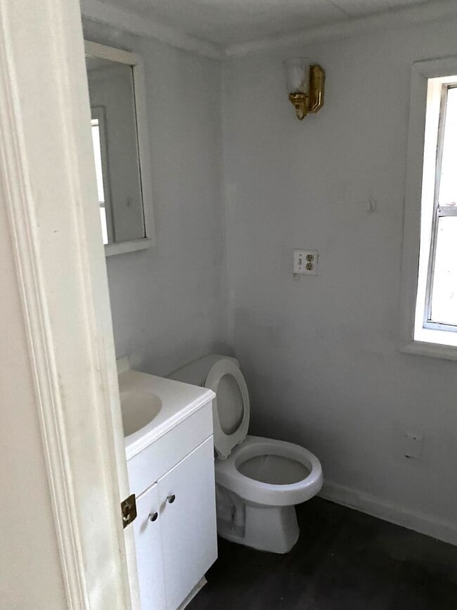 Building Photo - SECTION 8 VOUCHER HOLDERS APPLY NOW! 2 Bed...
