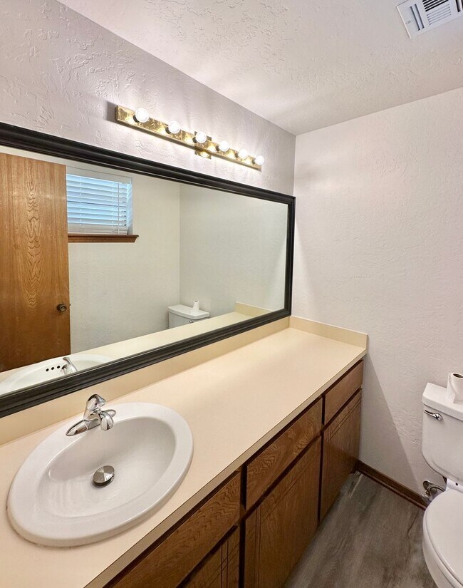 Building Photo - 2502 NE Kingsbriar Pl