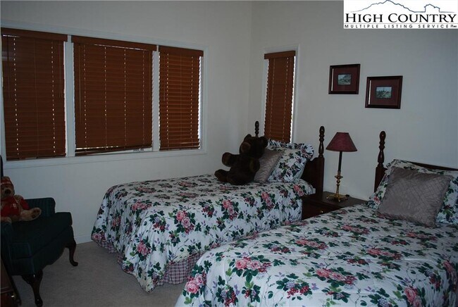 Building Photo - 421 E Landing Dr