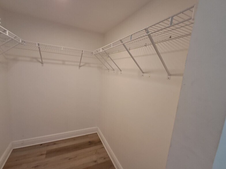 Building Photo - 2/2 Condo Off of McGreggor $500 OFF FIRST MONTH