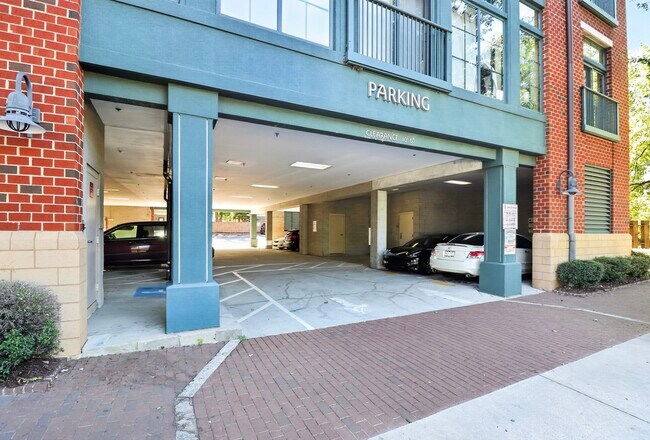 Building Photo - 626 N Graham St
