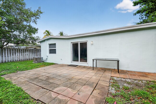 Building Photo - 422 W Ocean Ave