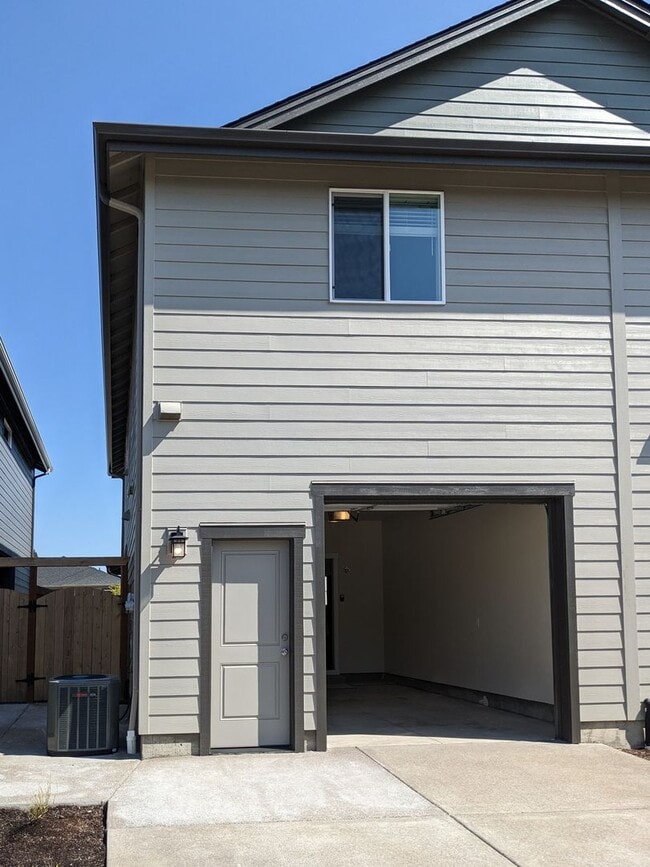 Building Photo - 1871 SE Mulberry Ave