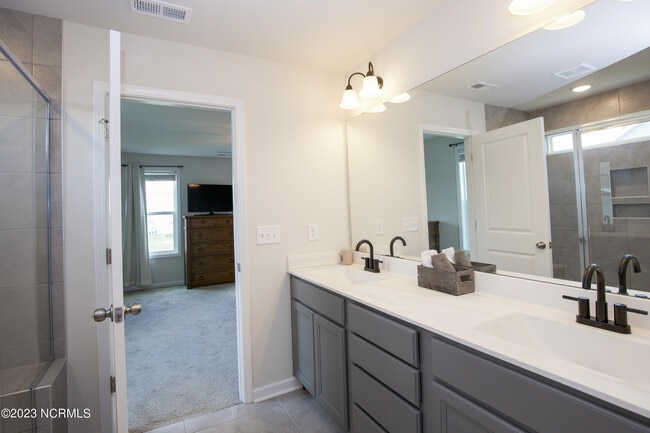 Building Photo - 402 Summer Wind Wy