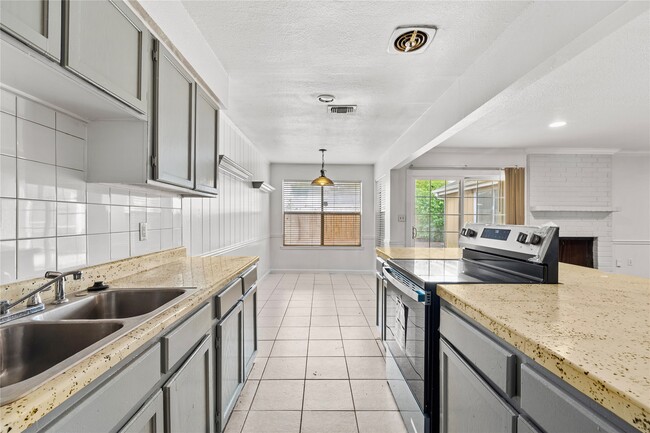 Building Photo - 6327 Lynkat Ln