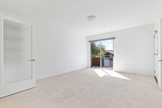 Building Photo - 11715 Goshen Ave