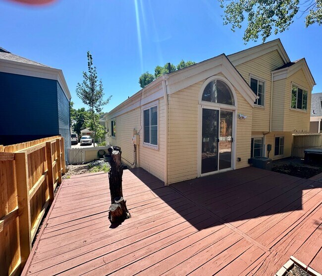 Building Photo - Cheery 3 bedroom 2 Bath Home! Available to...