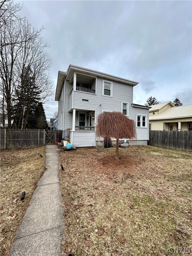 Building Photo - 722 N James St