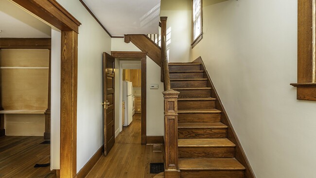 Building Photo - 823 Dewey Ave