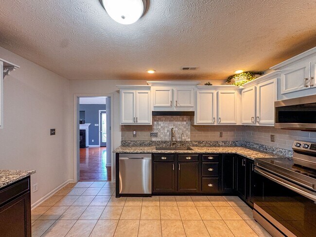 Building Photo - Lovely 4 Bed 2 Bath Home in Hope Mills