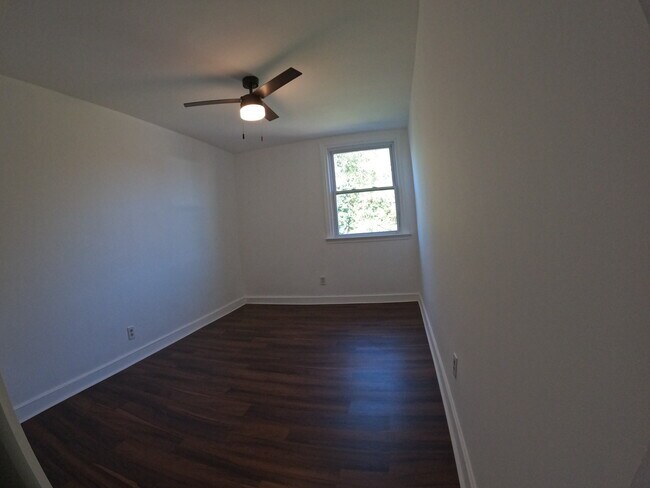 Building Photo - 869 W Walnut Ln