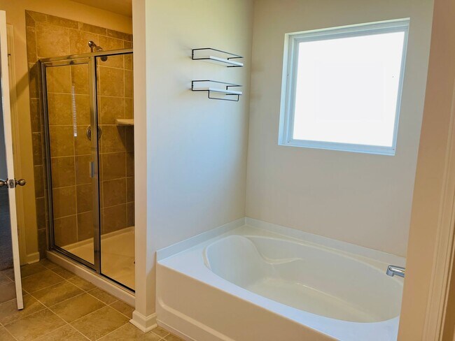 Building Photo - WOW! 5 bedrooms, 4.5 baths with a guest be...