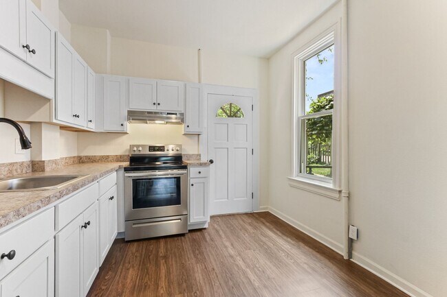 Building Photo - Spacious 5 Bedroom Home w/ Balcony, Porch & Yard Space!