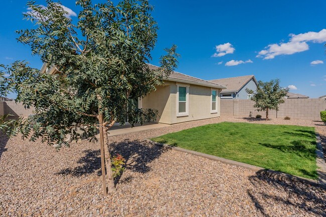 Building Photo - Beautiful and Spacious Single-Level Family...