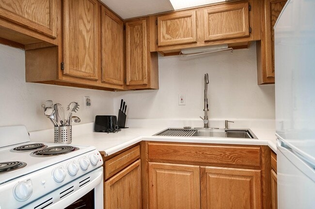 Building Photo - 502 W Roma Ave