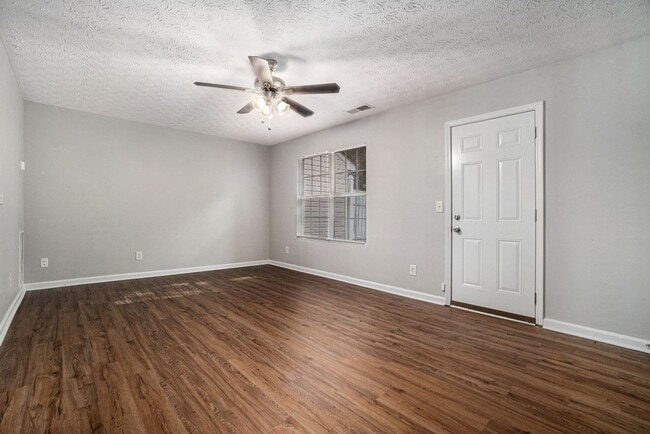 Building Photo - Beautifully Updated Decatur Townhome with ...