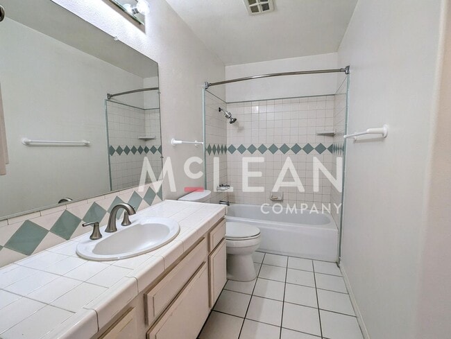 Building Photo - Two-Bedroom Townhome with Garage!