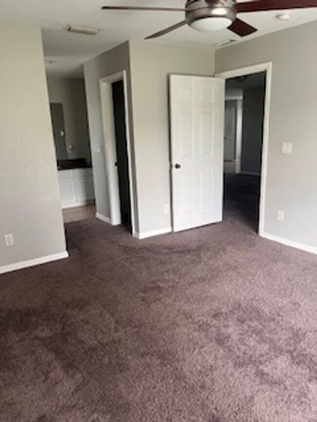 Building Photo - Three Bedroom Two bath