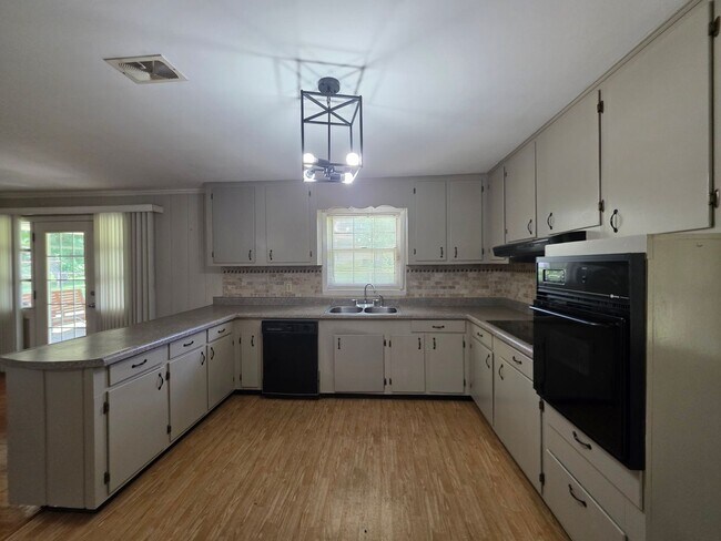 Building Photo - 4BR/2BA lake view home with covered back p...