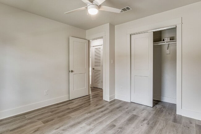 Building Photo - Welcome home to this beautifully updated 2-bedroom, 1-bath unit in a well-maintained triplex!