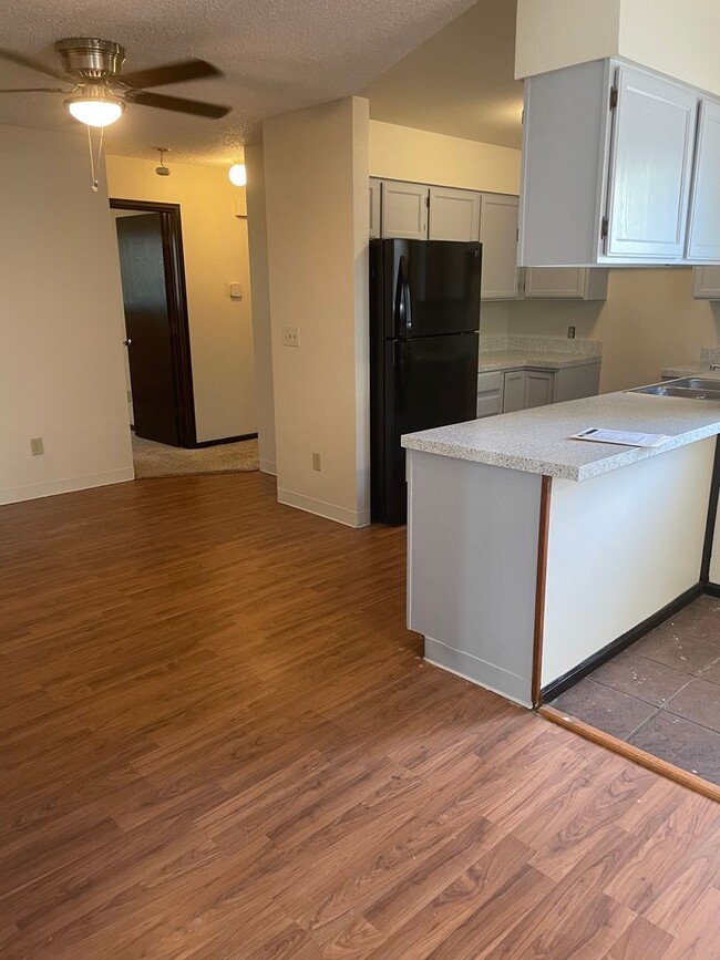 Building Photo - Spacious 4 bed 1.5 Bath Ranch-Style Home i...