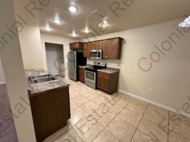 Building Photo - Spacious and updated 3 Bedroom 2 bathroom ...