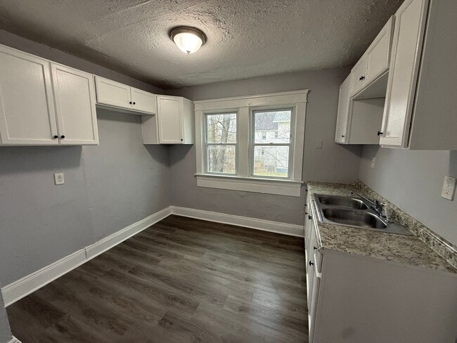 Building Photo - 4bd Single Section 8