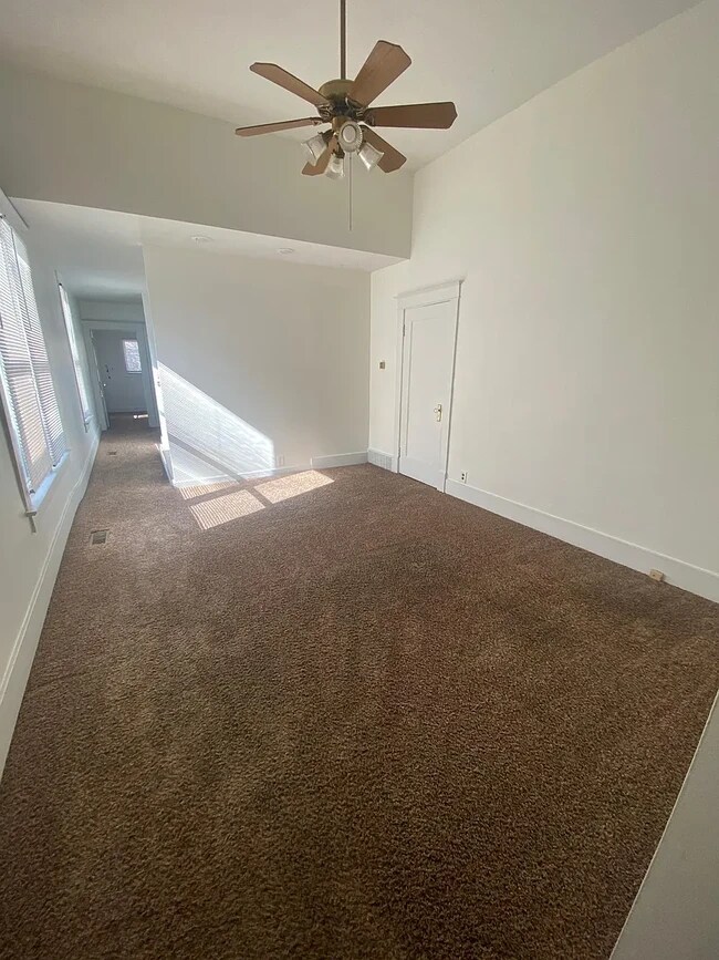 Building Photo - 729 E Linden Ave