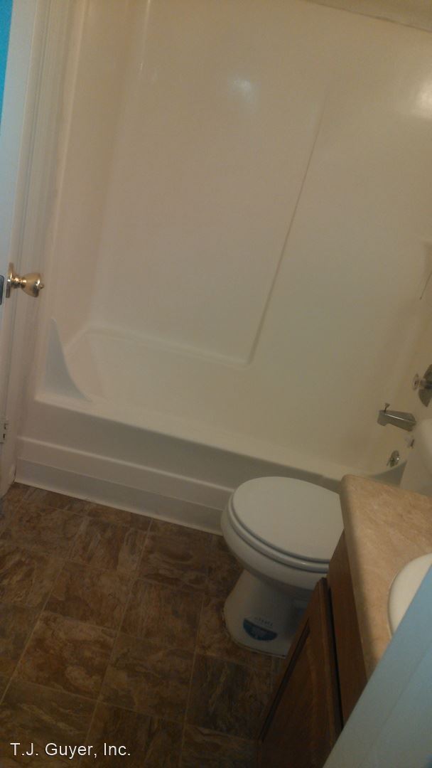Building Photo - 1 br, 1 bath Apartment - 4702 108th Street...