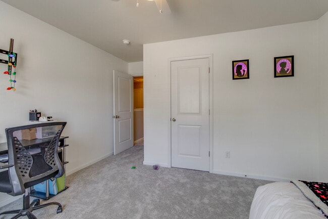 Building Photo - 456 Edenhall Dr