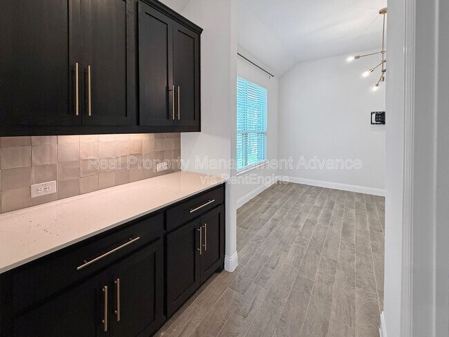 Building Photo - 2912 Log Cabin Dr