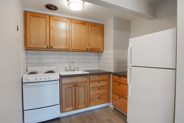 Building Photo - Near OHSU-Well-Appointed Studio Ready Soon!