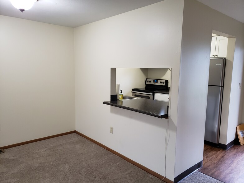 dining & pass through - 37 4th Ave