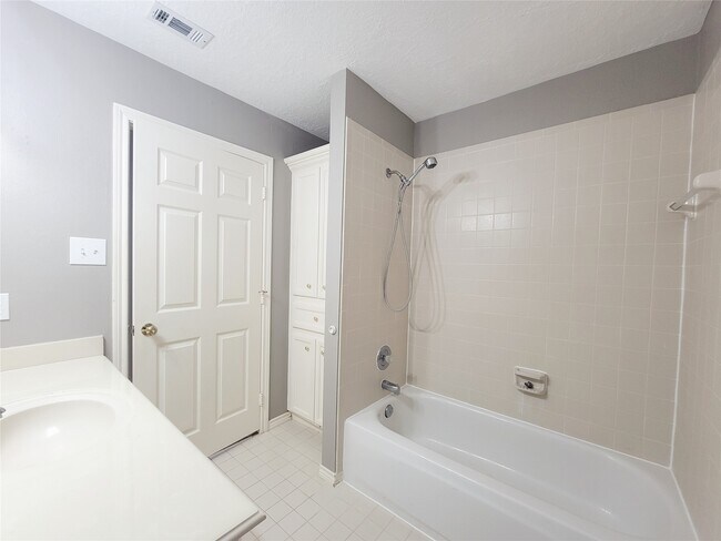 Building Photo - 309 Rolling Hills Dr W