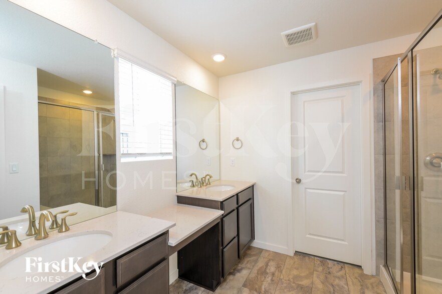 Building Photo - 10994 Uvalda St