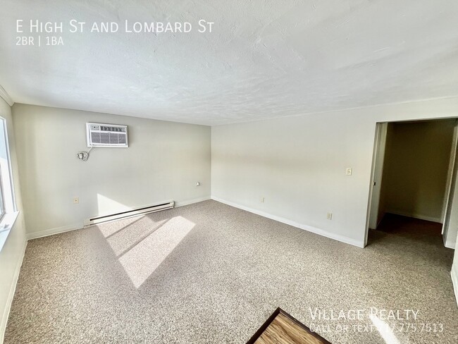 Building Photo - Huge 2-Bed apartment with washer/dryer hoo...