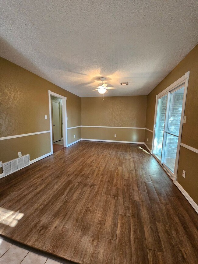 Building Photo - (3) Bed/(1.5) Bath Avail NOW! Pet Negotiable!