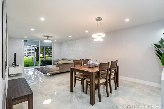 Building Photo - 9523 S Hollybrook Lake Dr