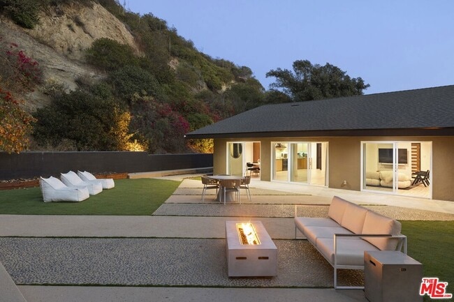 Building Photo - 9289 Swallow Dr