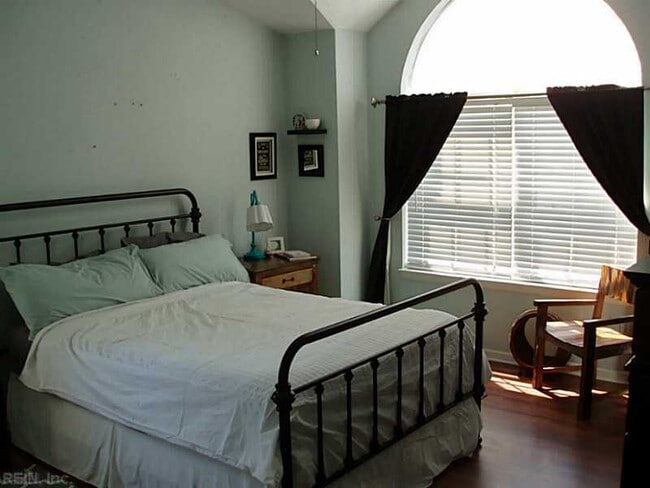 Building Photo - CHESAPEAKE UPDATED END-UNIT TOWNHOME