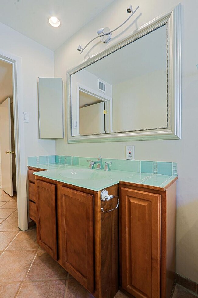 Building Photo - 6203 N 12th Pl