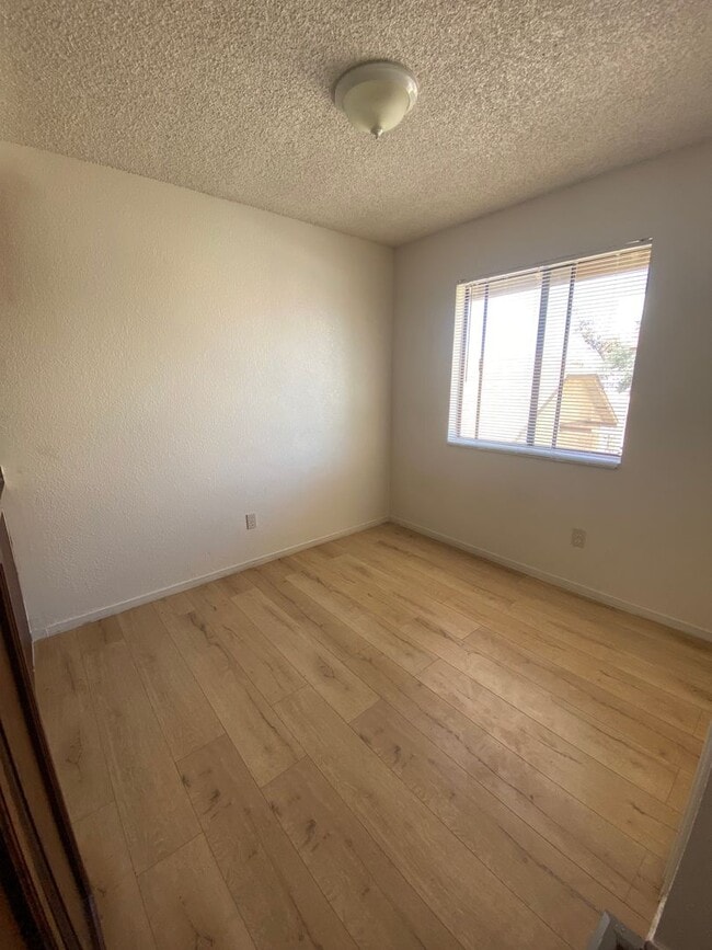 Building Photo - Addorable 2 BD 1 BA SW Apt with Coin opera...
