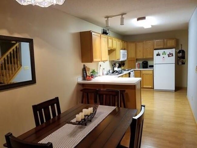 Building Photo - 2 Bed + Loft/1.5 Bath Townhouse- Great Location! Available June 1