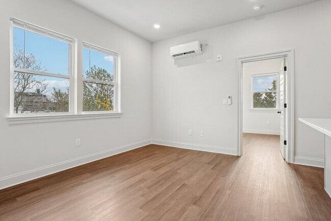 Building Photo - 472 Roxborough Ave