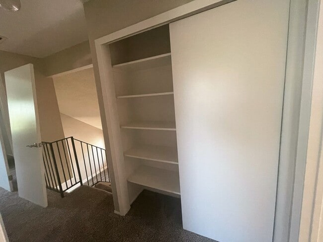 Building Photo - Completely Updated Roseville Townhouse available July 1st