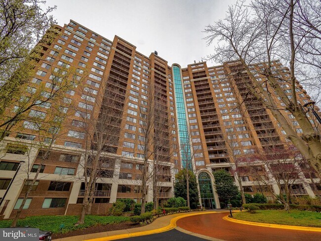 Building Photo - 10101 Grosvenor Pl