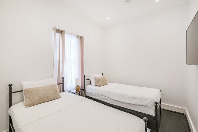 Building Photo - 3309 Webster St