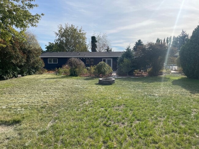 Building Photo - 1/2 Off First Full Months Rent w/ 12m Lease! 4 Bedroom Rambler on 1 Acre!!