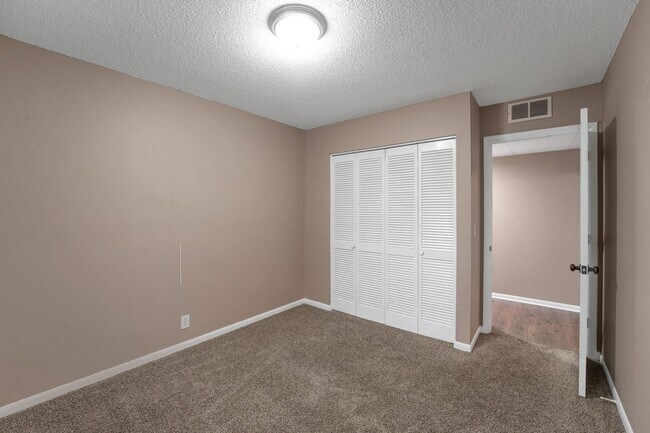 Building Photo - Charming 3BR Condo in Charlotte