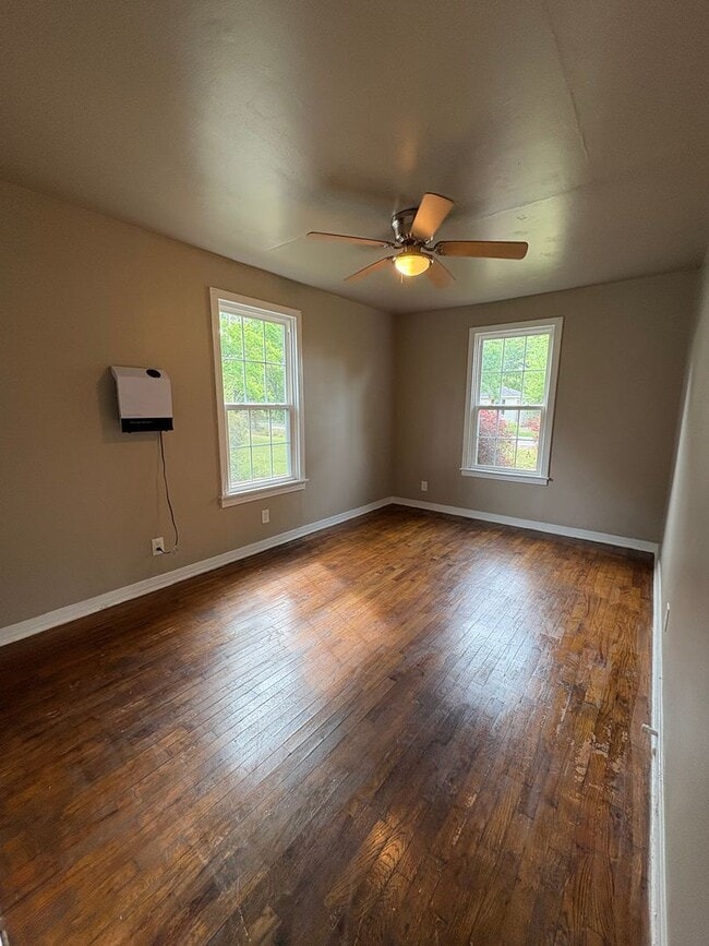Building Photo - Gorgeously remodeled 4 bedroom/1 bath with carport!
